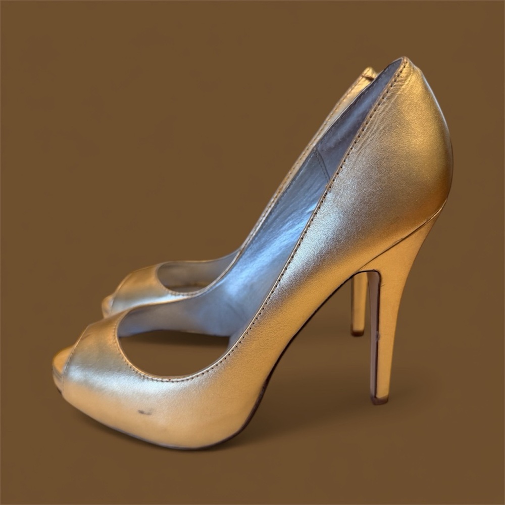 Elegant Gold Peep-Toe Heels Pumps by Steve Madden, Pale metallic, Sz 7